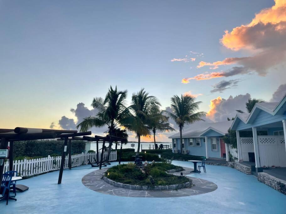 Beautiful Villa Just Steps Away From The Beach! 乔治镇 外观 照片