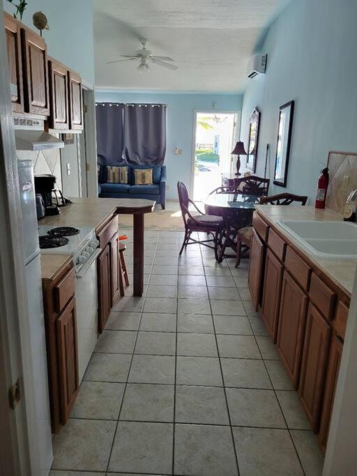 Beautiful Villa Just Steps Away From The Beach! 乔治镇 外观 照片