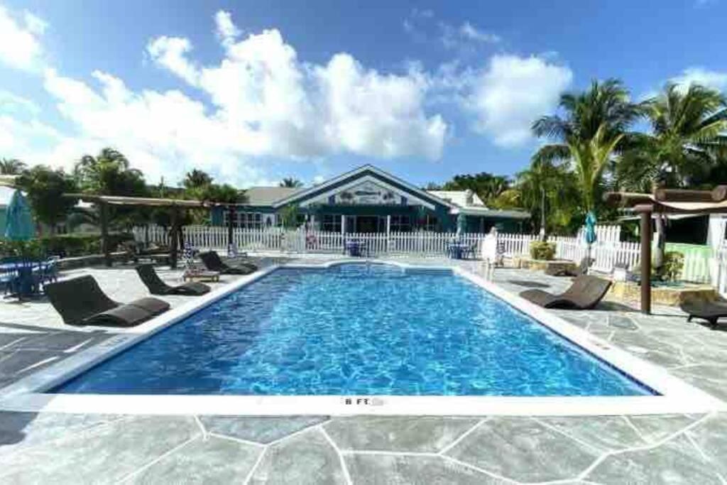 Beautiful Villa Just Steps Away From The Beach! 乔治镇 外观 照片