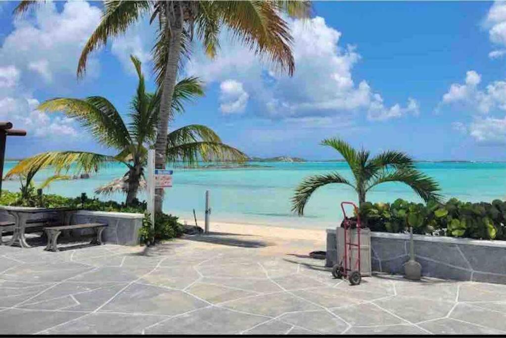 Beautiful Villa Just Steps Away From The Beach! 乔治镇 外观 照片